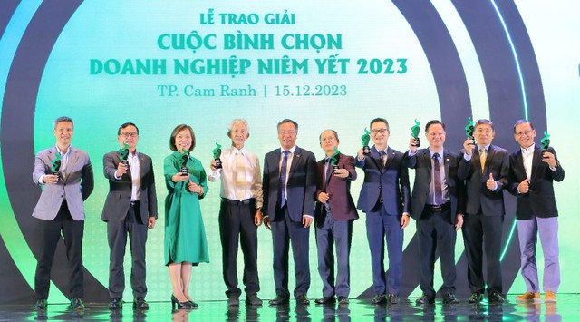 ong-le-trong-minh-tong-bien-tap-bao-dau-tu-dong-truong-ban-to-chuc-cuoc-binh-chon-doanh-nghiep-niem-yet-2023-trao-ky-niem-chuong-cho-hoi-dong-binh-chon
