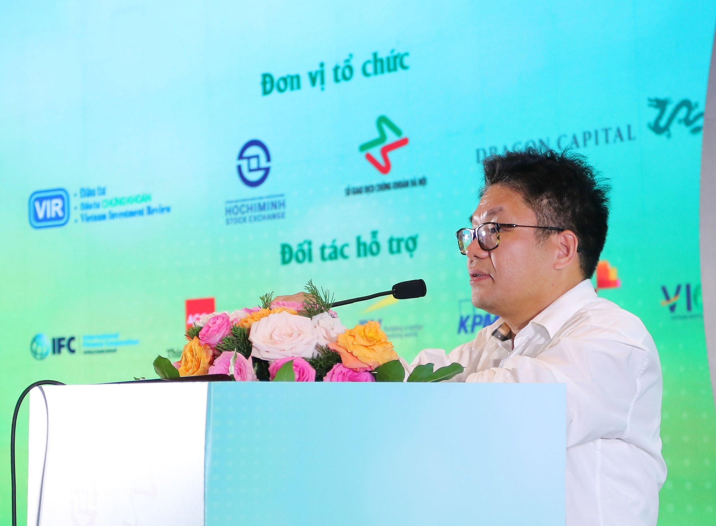 ong-nguyen-thanh-long-chu-tich-hoi-dong-thanh-vien-so-giao-dich-chung-khoan-viet-nam-vnx-phat-bieu-tai-hoi-nghi